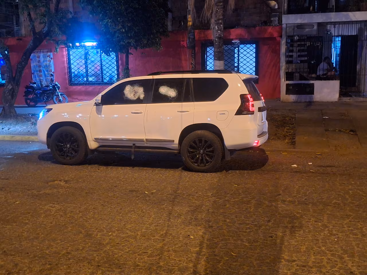 Disparos de fusil contra camioneta en plena vía