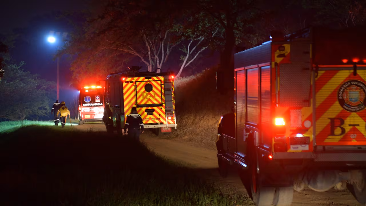 Hombre cae por una pendiente bomberos logra rescatarlo
