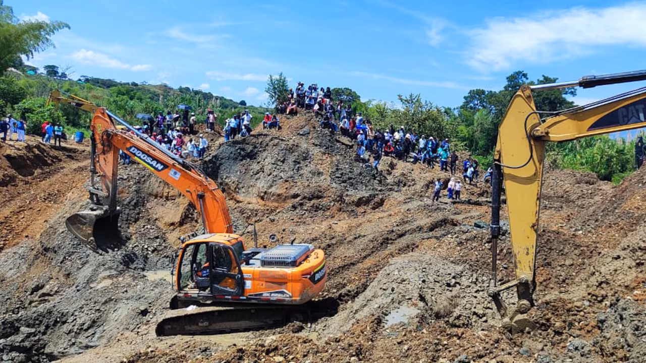 Hallan muertos a 7 mineros en socavón ilegal