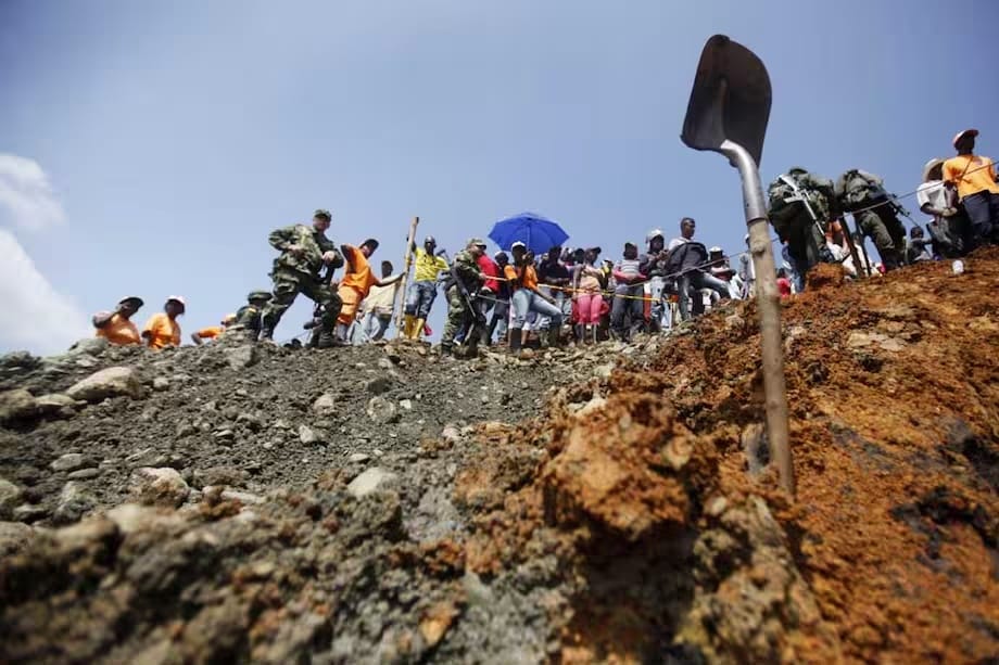 Siete mineros atrapados tras derrumbe en socavón de oro
