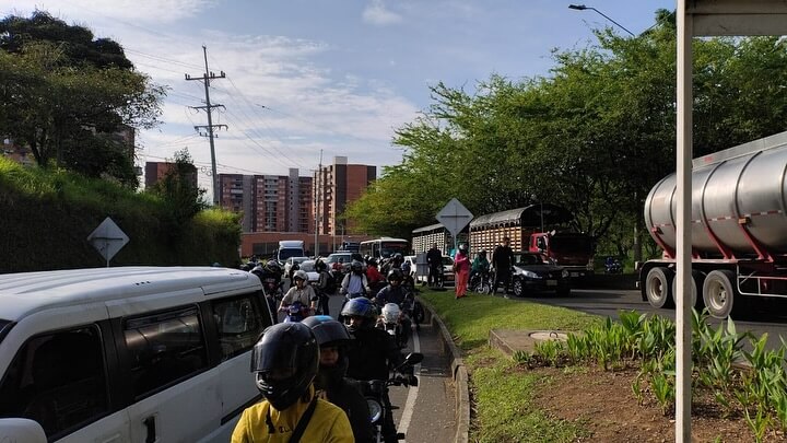 Bloqueos de vías en Pereira por hinchas del Deportivo