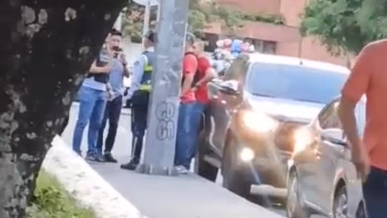 Agente de tránsito sorprendido cobrando para evitar sanción