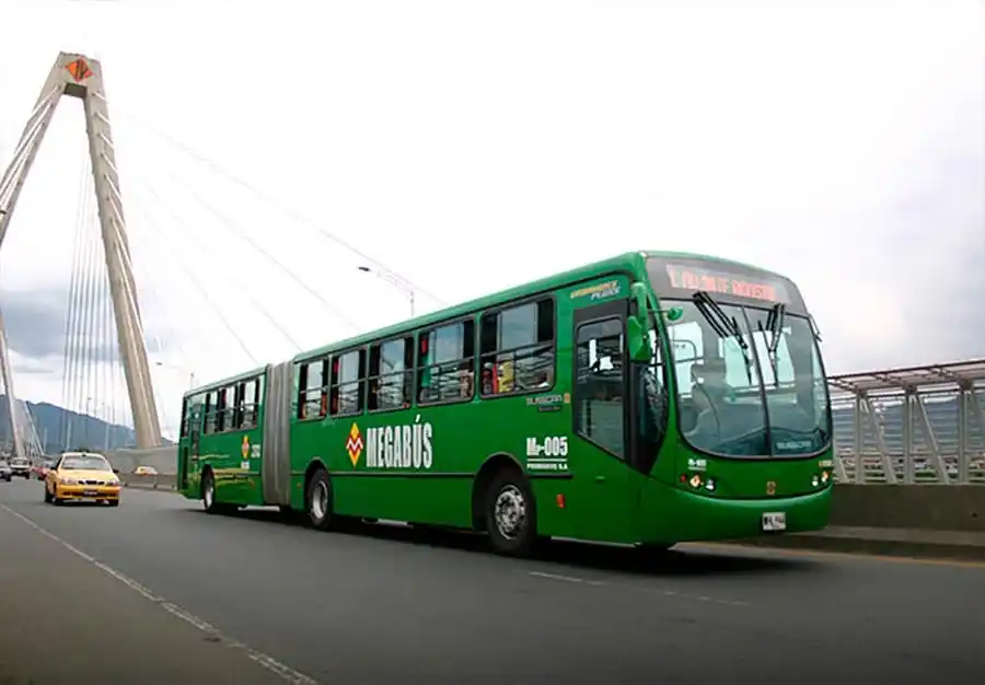 Descenso de pasajeros pone presión al transporte público