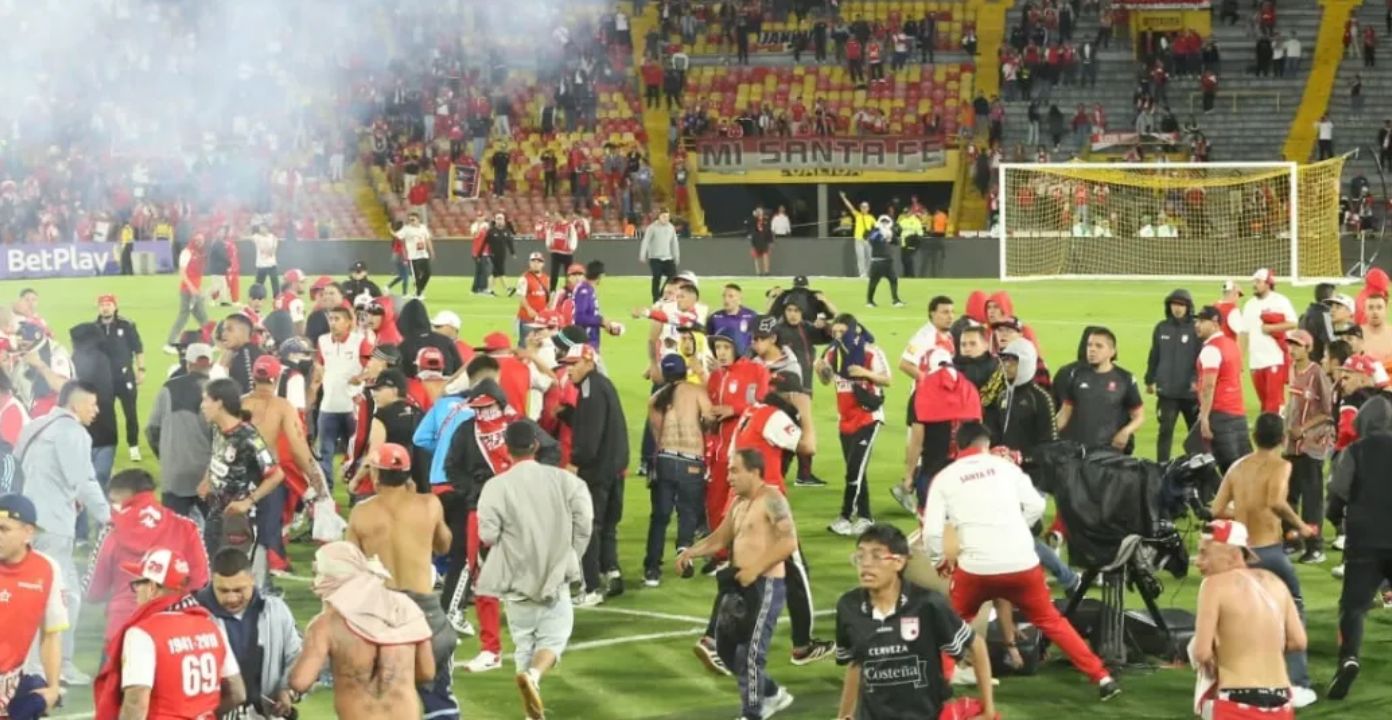 Enfrentamiento entre hinchas del América y Santa Fe causa caos