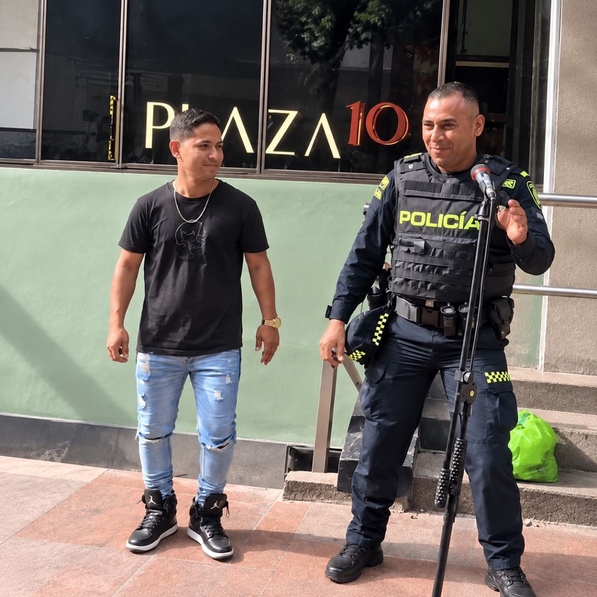 Policía quindiano cantó en la calle y sorprendió a sus jefes