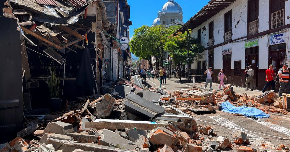 Gobierno expide 11 decretos mientras equipos de rescate trabajan entre los escombros de una zona afectada.