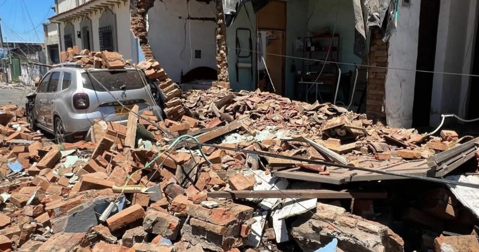Gobierno expide 11 decretos mientras equipos de rescate trabajan entre los escombros dejados por el terremoto.