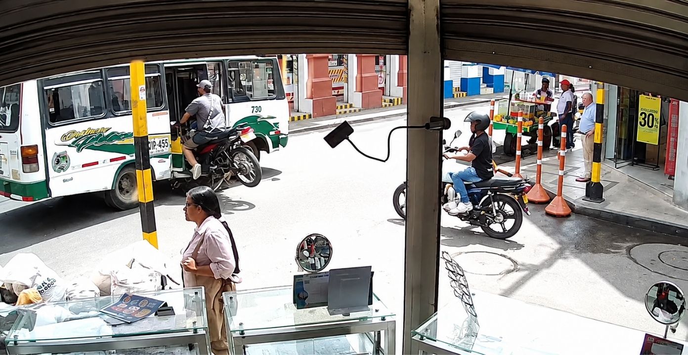Motociclista terminó dentro de un bus por fuerte impacto
