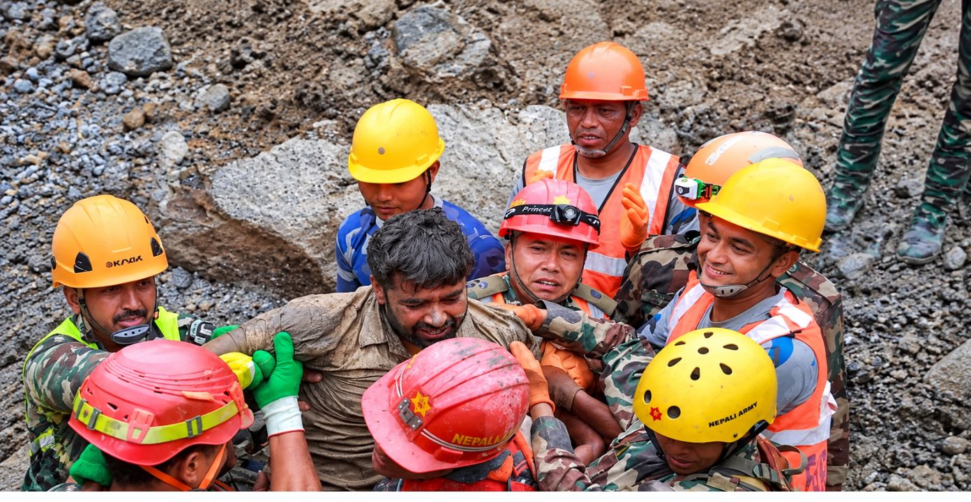 Rescatan a dos trabajadores tras nueve días atrapados en Nepal
