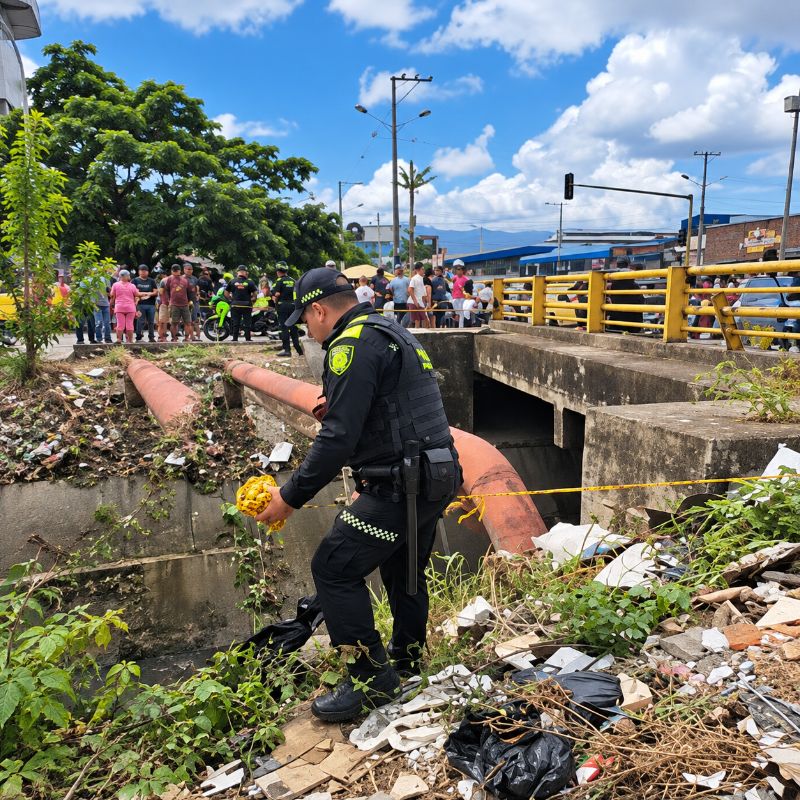 Hallan incinerado el cuerpo de una joven bajo un puente del sector Los Conquistadores en Cali.