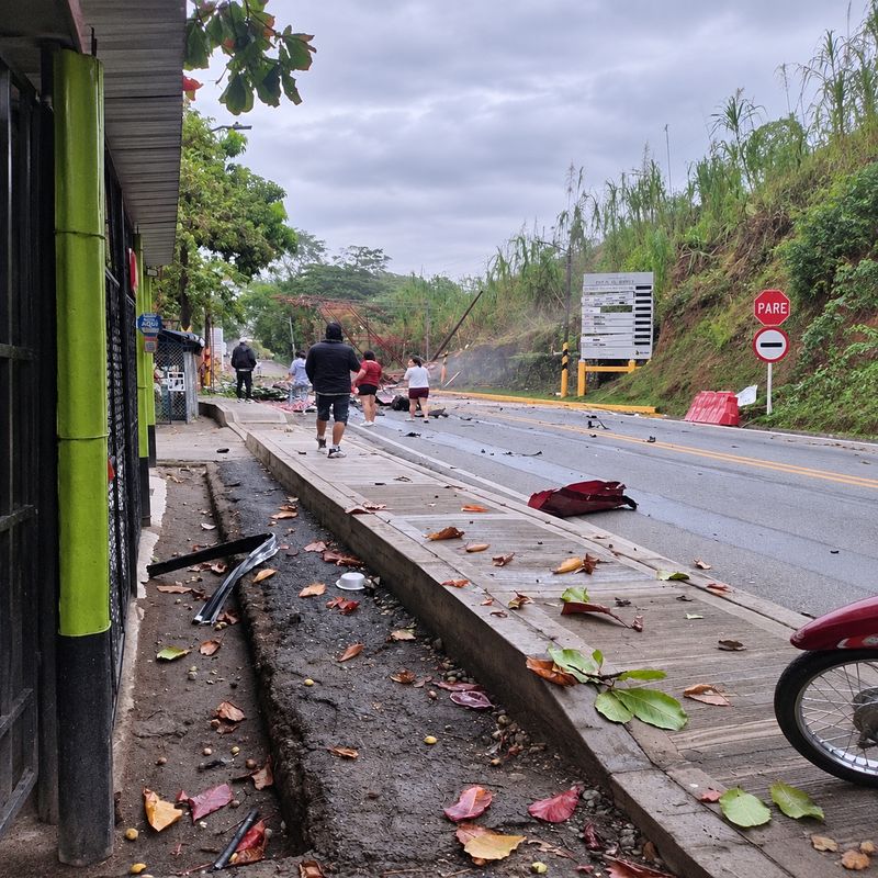 Ataque en El Bordo dejó escombros y daños visibles junto al peaje y la vía.