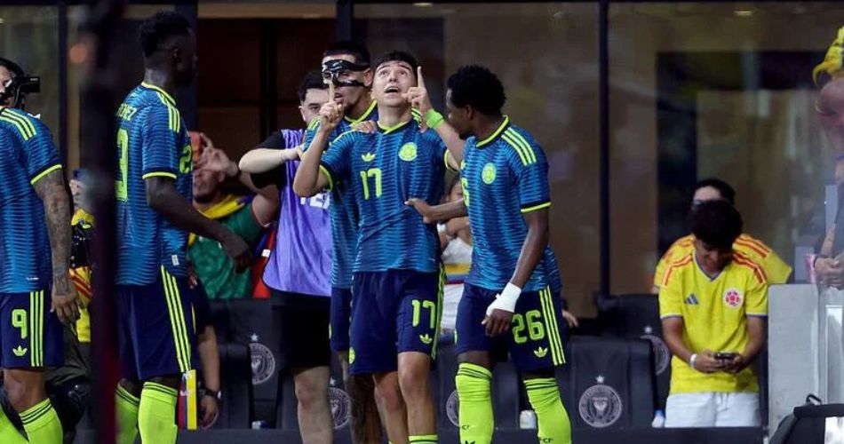 Selección Colombia venció a Perú y celebró junto a sus jugadores antes del partido.