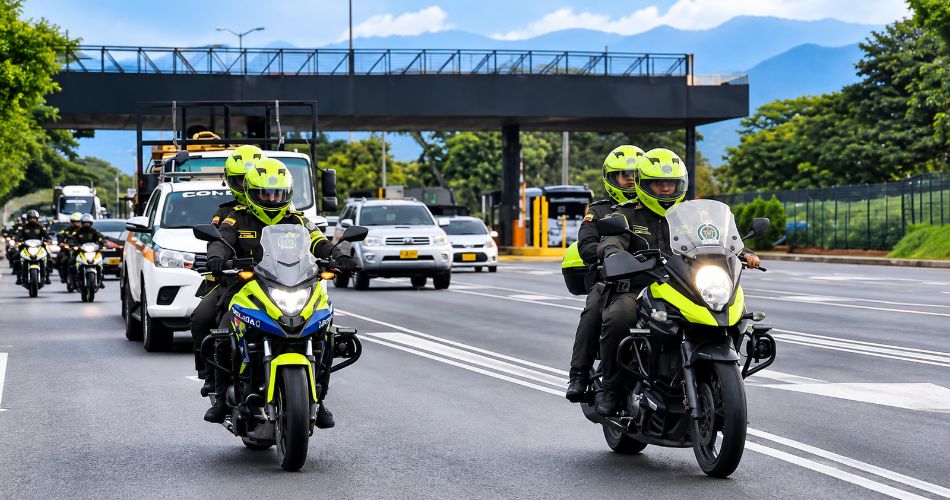 Policías en motocicletas recorren una vía como parte de las labores de seguridad en el Valle del Cauca.
