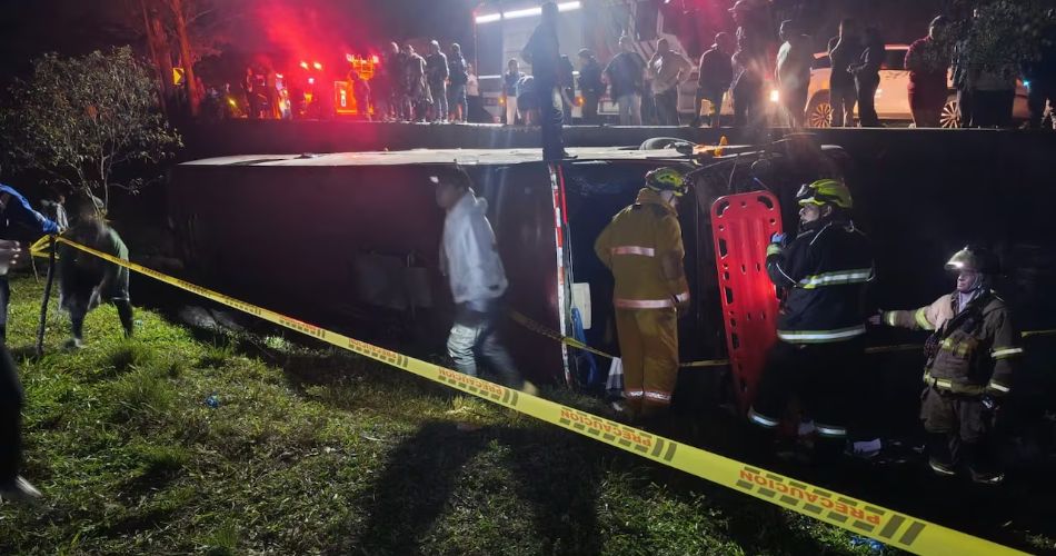 Investigan ataque en la vía Panamericana como posible causa del volcamiento de un bus de pasajeros en Timbío, Cauca.