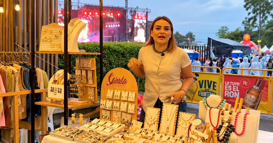 Patricia Montoya exhibe sus productos durante una jornada vinculada a la Reactivación de Pereira.