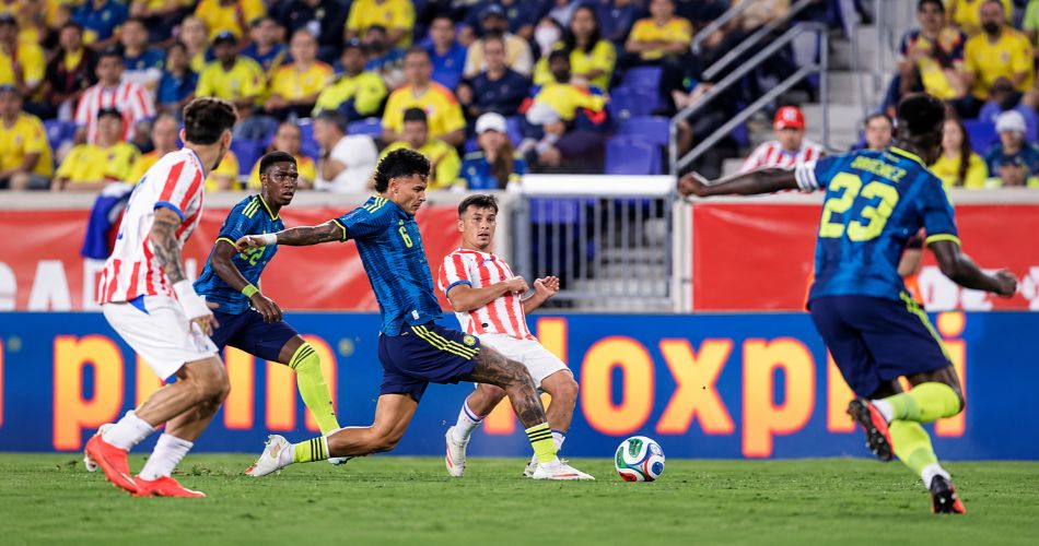 Jugadores de Colombia que buscan espacio antes del partido de hoy frente a Perú en Miami.