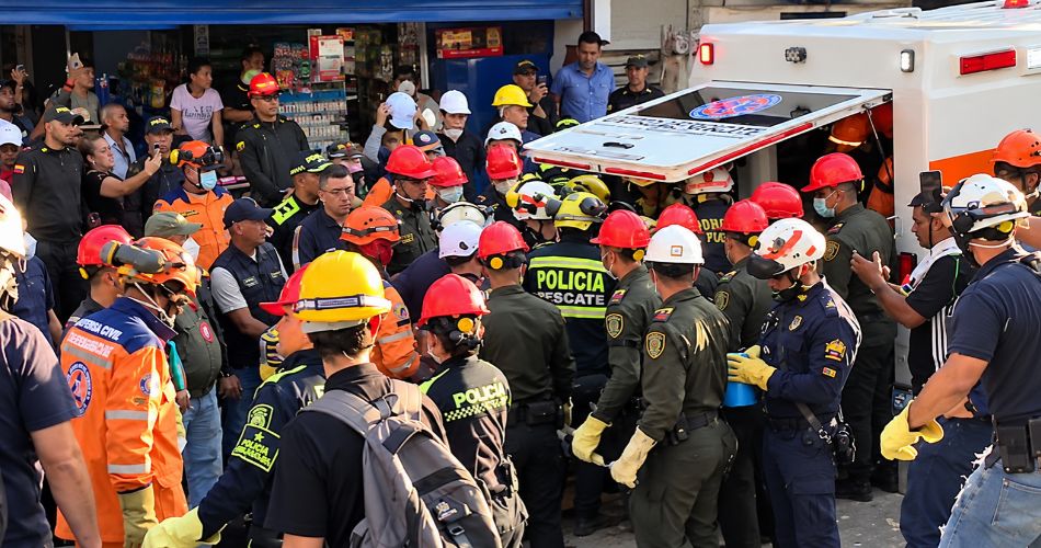 Mujer rescatada en Pereira durante labores de socorro entre los escombros de la vivienda colapsada.