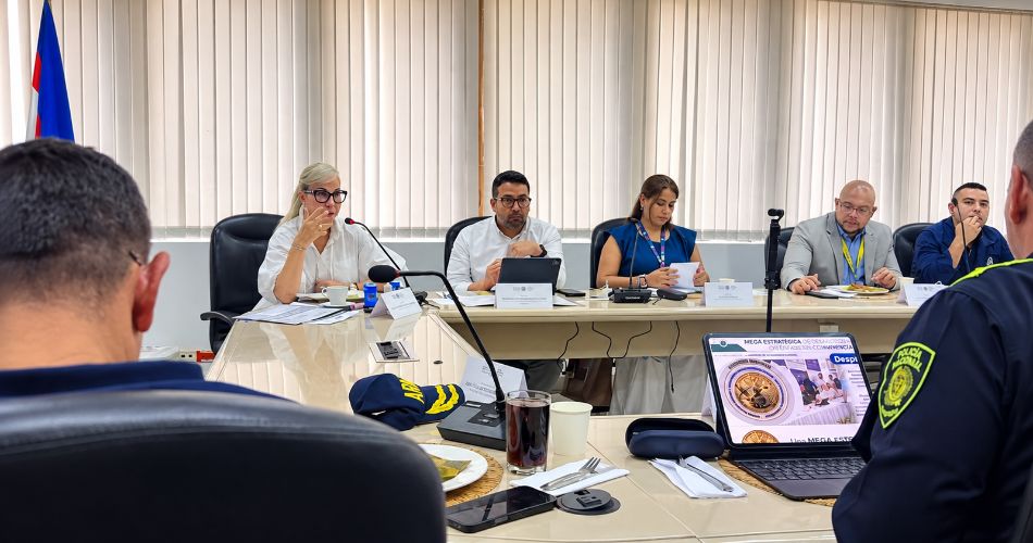 Funcionarios y miembros de la Policía Nacional participan en una reunión sobre seguridad y convivencia ciudadana.