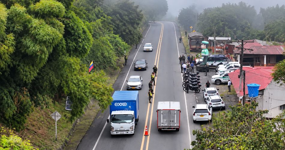 Operativo de seguridad vial con presencia policial y vehículos en carretera durante el puente festivo en el Valle del Cauca.