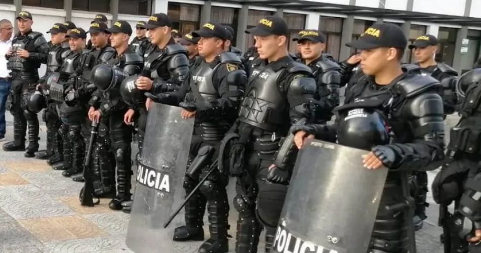 Policía cambia nombre del UNDMO; uniformados antidisturbios permanecen en formación con cascos, escudos y equipos de protección.
