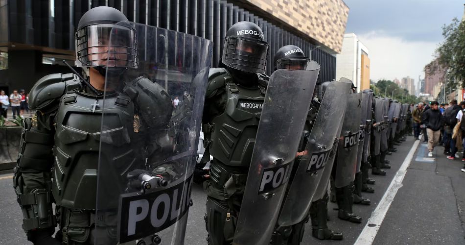 Uniformados de la Policía Nacional especializados en el control de disturbios y la atención de manifestaciones públicas.