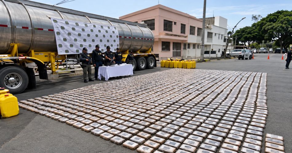 Paquetes de clorhidrato de cocaína incautados durante un operativo policial