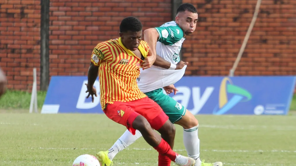 Jugadores del Deportivo Pereira y Deportivo Cali disputan el balón durante el empate sin goles en Yopal.