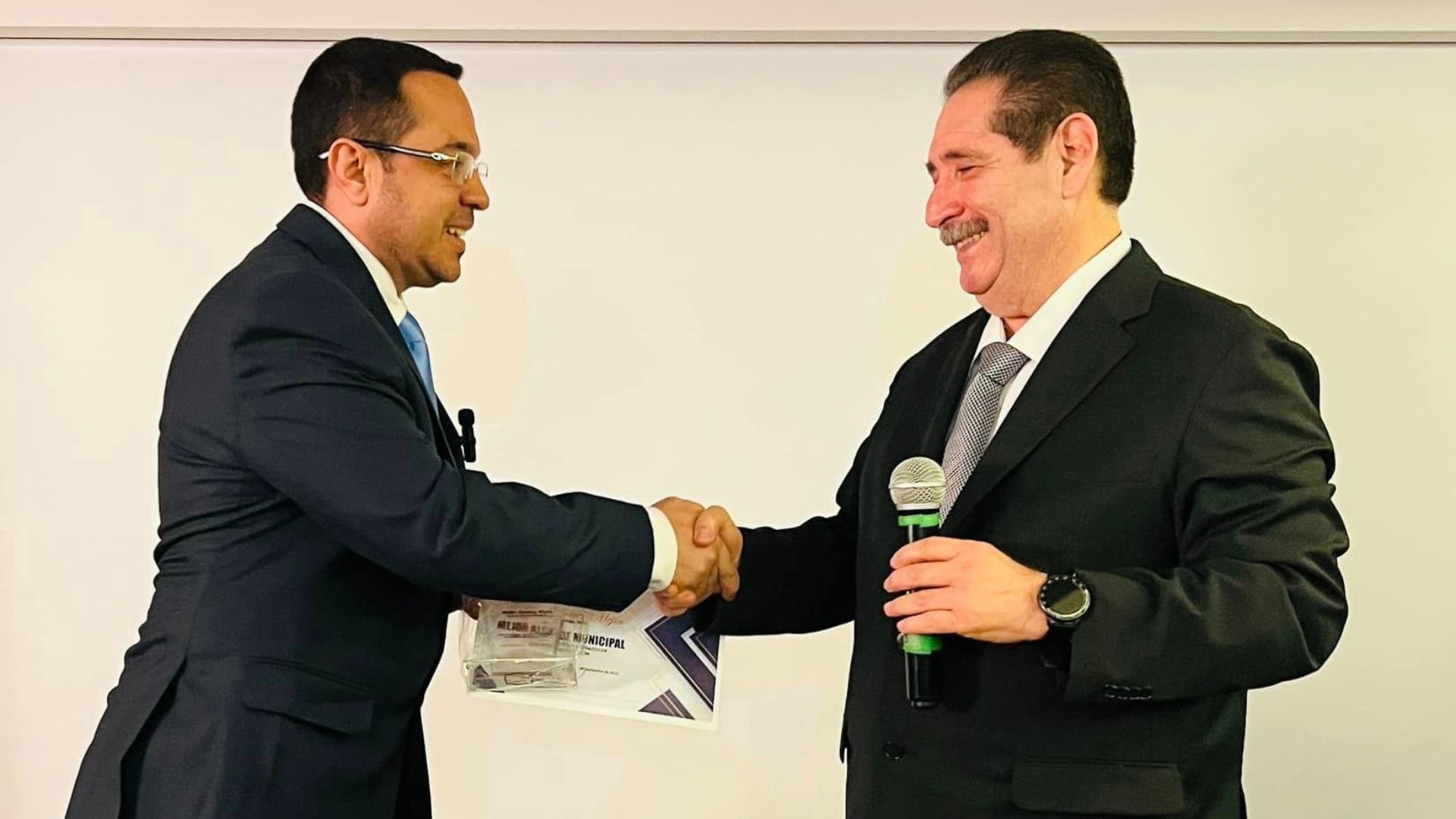 Víctor Álvarez Mejor alcalde en Premios Polítika 2023 El Norte Hoy