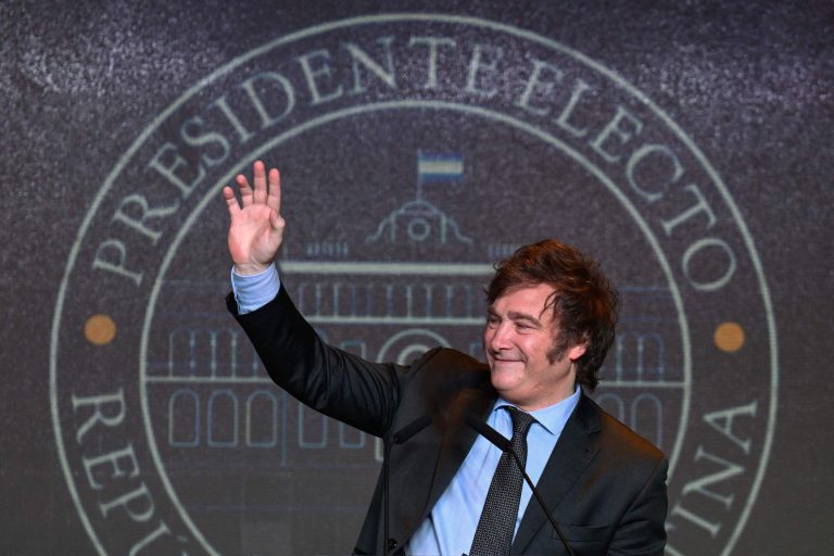 Javier Milei Emerge como Nuevo Presidente de Argentina