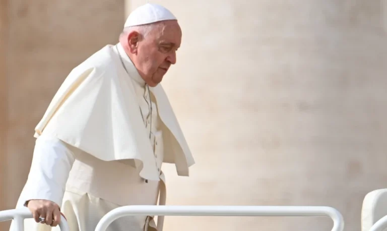 Mejora del Papa Francisco: Sin Fiebre y Respiración Estabilizada Tras Inflamación Pulmonar