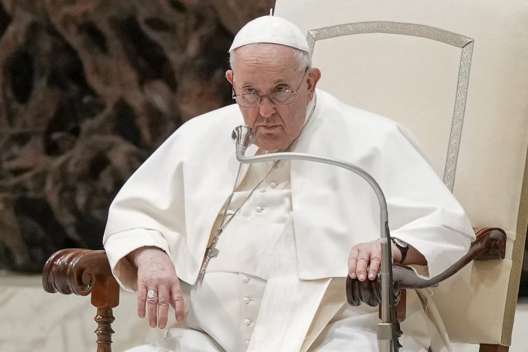 Papa Francisco le surgiere a Ucrania rendirse ante Rusia