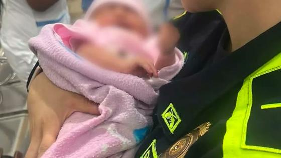 Policía rescata a bebé recién nacida abandonada en ciclorruta