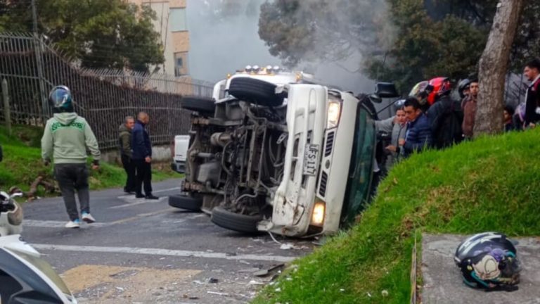 Aparatoso accidente entre bus escolar y camioneta deja 14 heridos