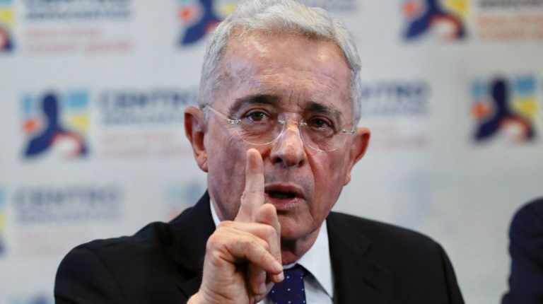 Uribe enfrentará juicio por delitos de soborno y fraude procesal