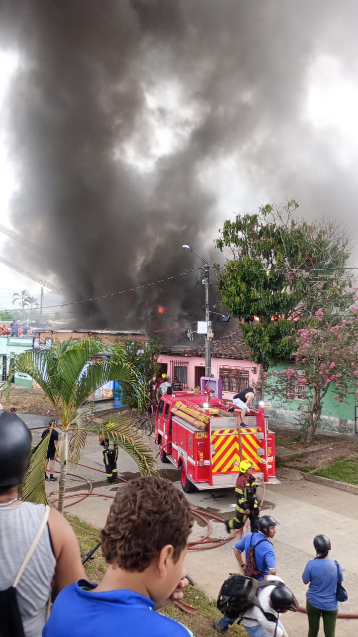Fuerte Incendio en el Barrio San Antonio, Bomberos Luchan Contra las Llamas