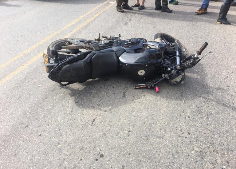 Accidente de camión con motocicleta deja un muerto