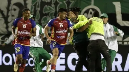 Suspendido Cali vs Pasto por caos en la cancha