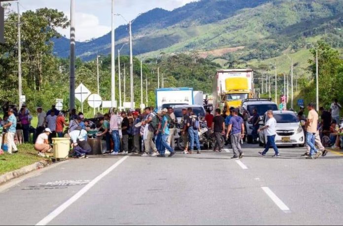 Manifestantes bloquean vías en protesta contra el decreto 044