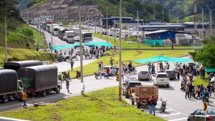 Mineros y campesinos bloquean vías clave en protesta por legalización y frontera agrícola