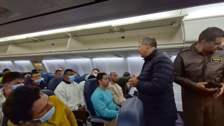 Primeros deportados desde EE. UU. llegan en avión de la FAC