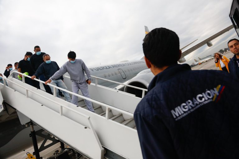 Colombianos deportados denuncian trato inhumano en EE. UU.