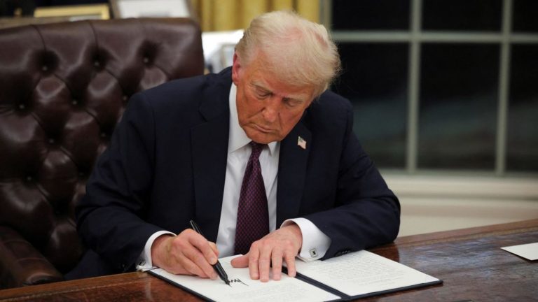 Trump ordena deportar a estudiantes extranjeros en protestas