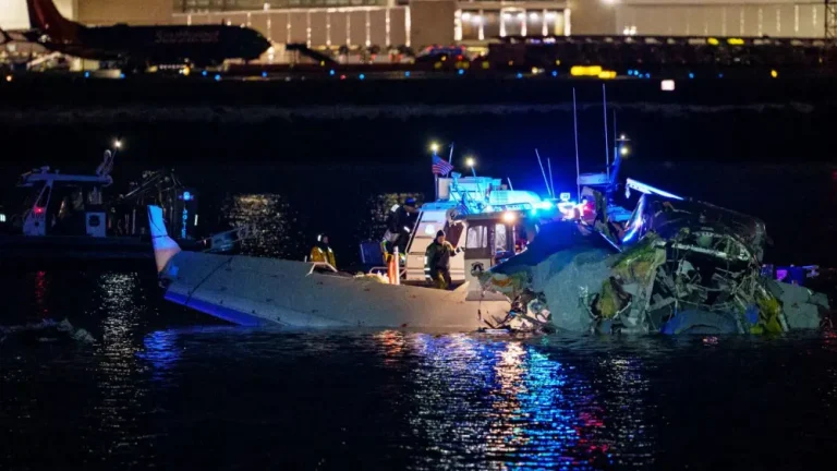 Accidente aéreo en Washington: Recuperan 18 cuerpos