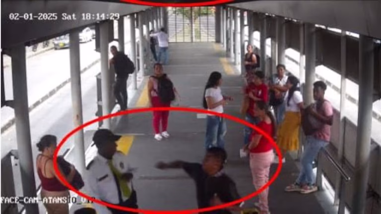 Pelea en estación de transporte público