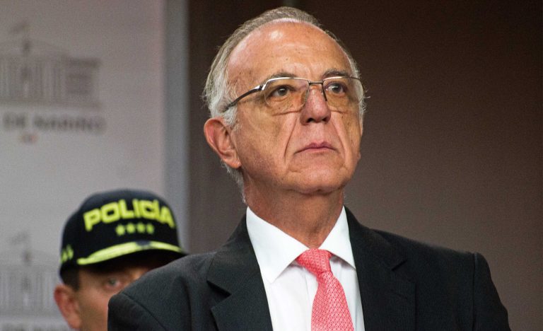 Iván Velásquez renuncia al Ministerio de Defensa