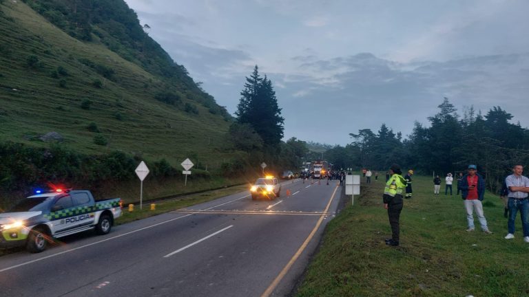 Incendio de vehículo en la vía Villeta-Bogotá genera cierre total