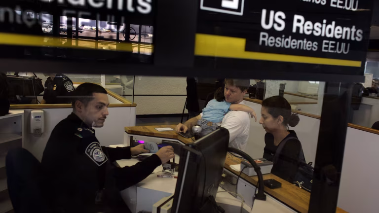 EE. UU. intensifica controles migratorios a colombianos