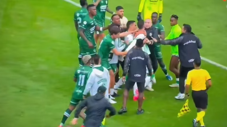 Final de locura en El Campín: pelea y cuatro expulsados