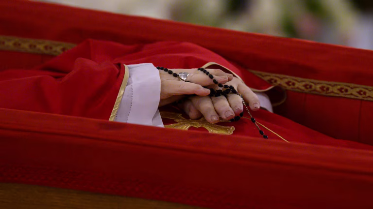 Papa Francisco: el Vaticano publica imágenes de su féretro