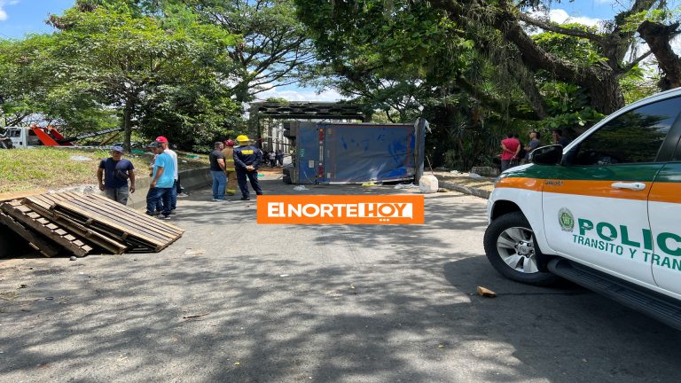 Accidente de tractocamión bloquea vía Cartago-Pereira